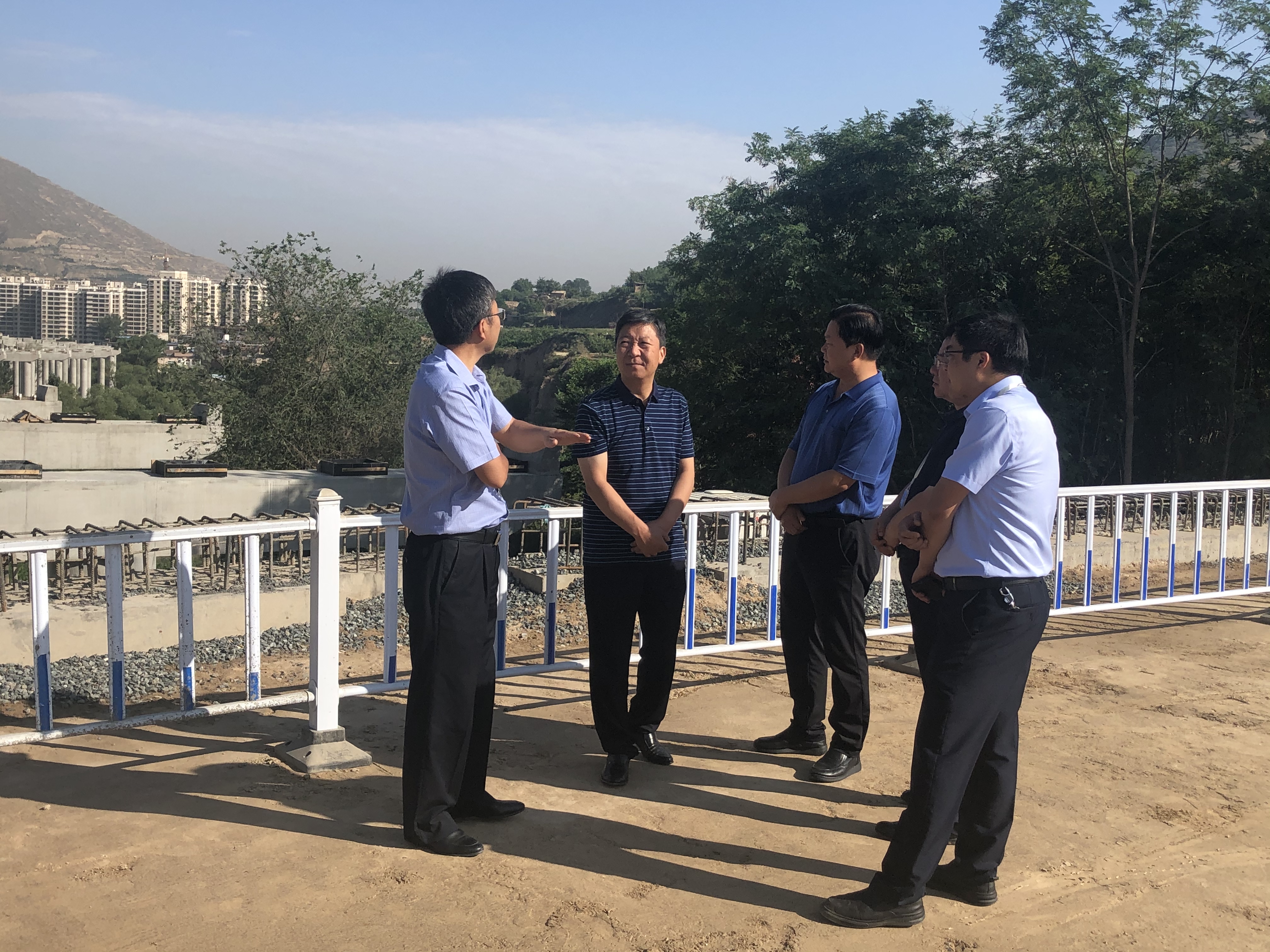 袁得豪總經(jīng)理調(diào)研蘭阿項(xiàng)目.jpg